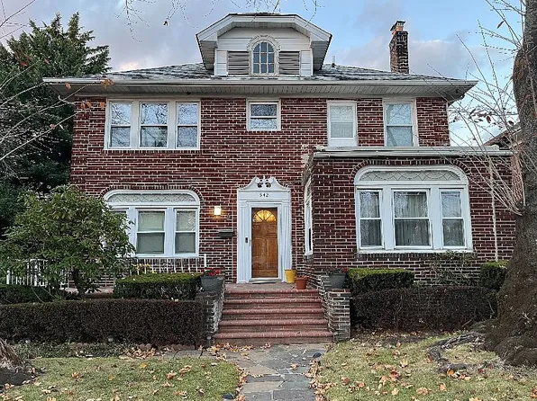 942 Greenfield Rd, Woodmere, NY 11598