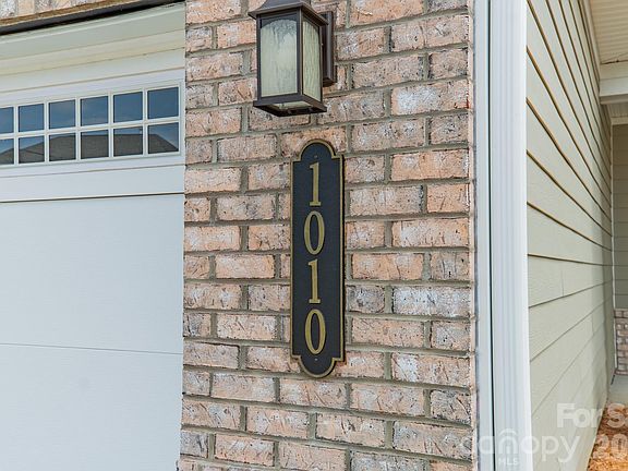 2nd image of 1010 Carlyle Ln