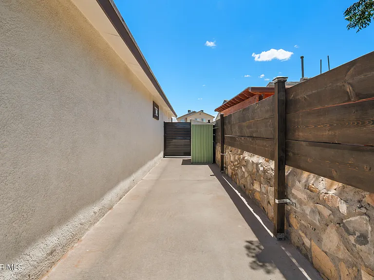 14121 Tierra Halcon Dr — Photo 30