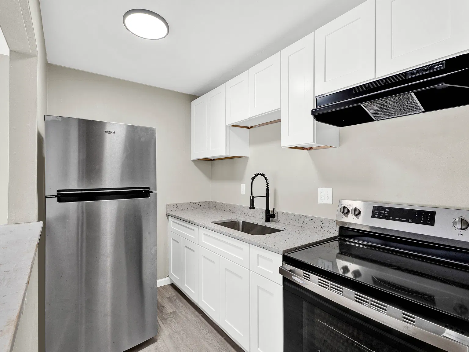 Pierre Manor Apartments — Photo 4