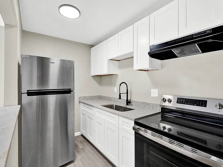 Pierre Manor Apartments — Photo 6