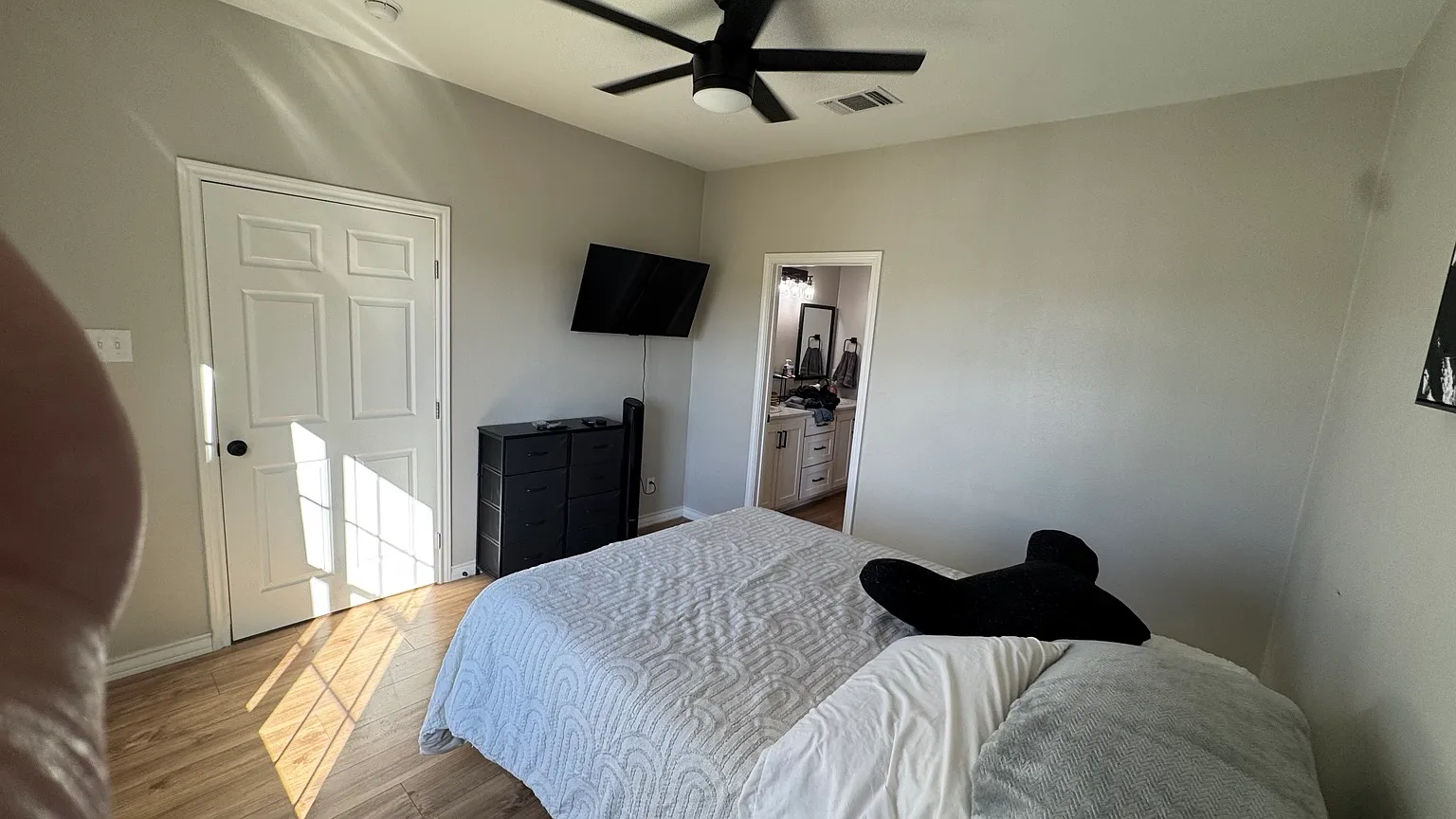 2 bed, 988 sqft, $1,699 — Photo 2