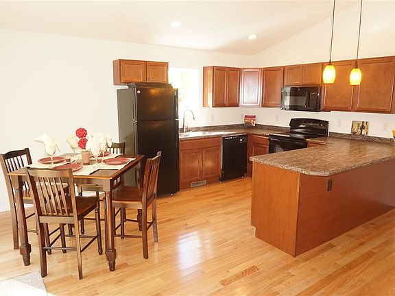 5th image of 16 Parkview Ave