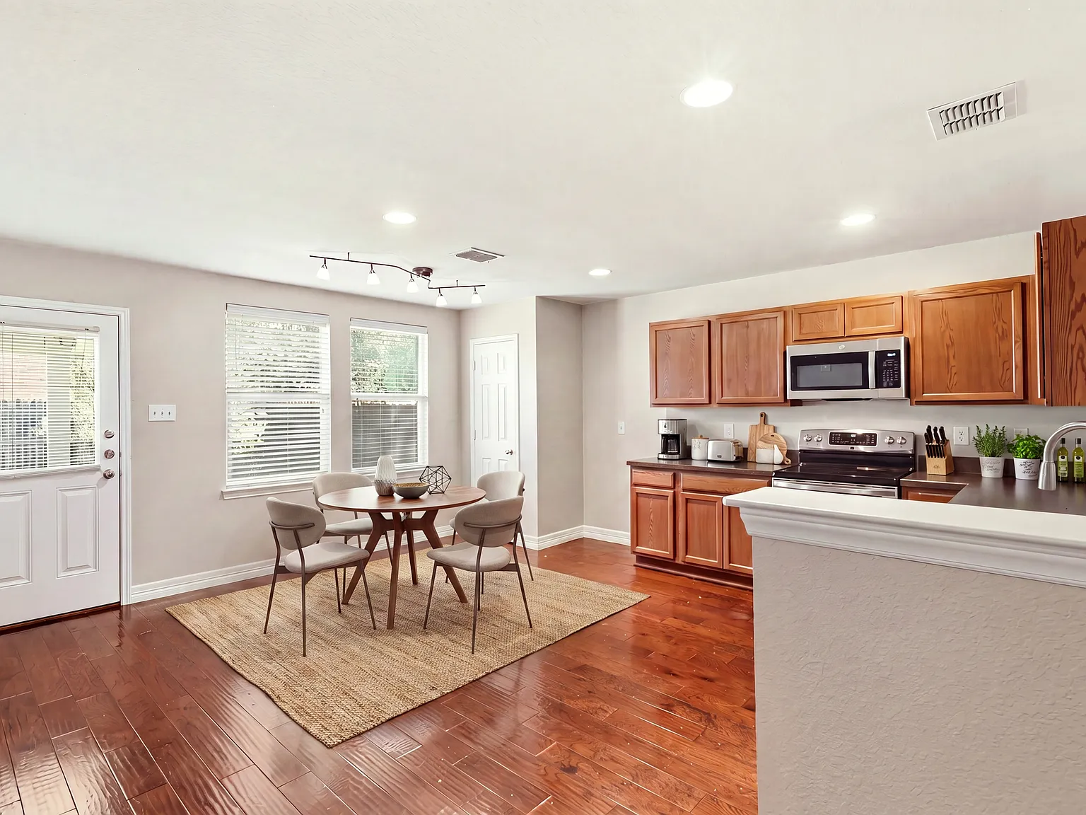 3 bed, 1660 sqft, $2,395 — Photo 4