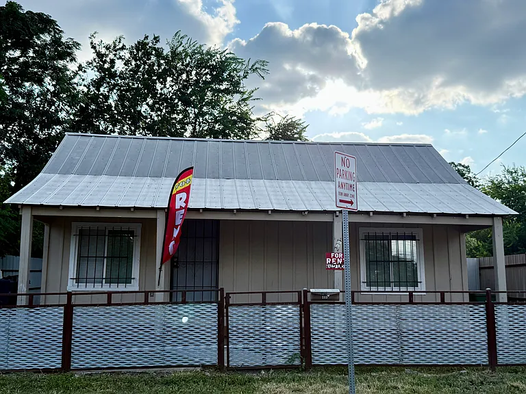 223 N Richter St — Photo 2