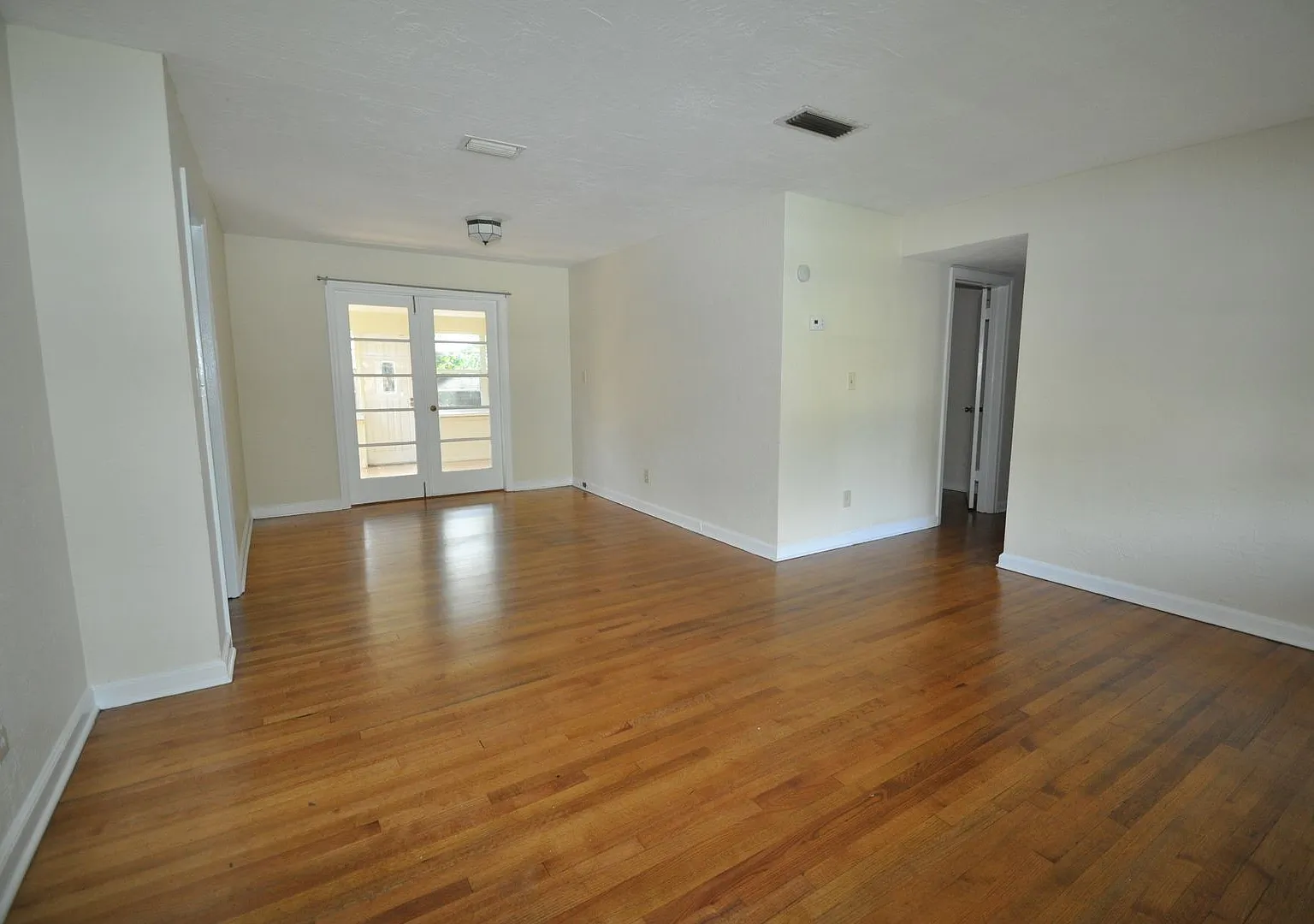 Downtown Orlando - Cute Bungalow Style Home Available Now! — Photo 3