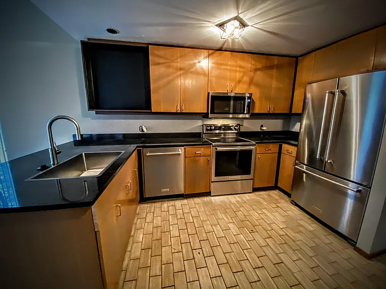 7S560 Donwood Dr E — Photo 2