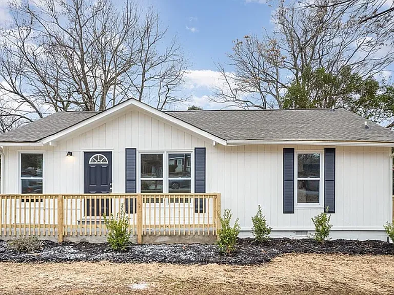 433 Greenwood Dr — Photo 1