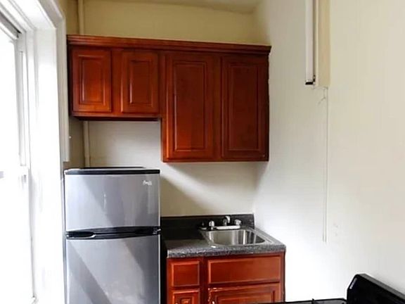 3rd image of 64 Livingston St APT 2