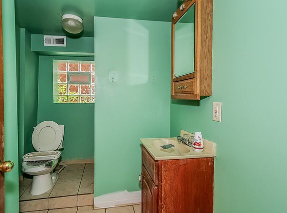5th image of 1005 Broadway St