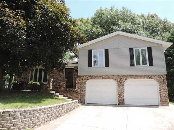 4 Amber Ct, Pekin, IL 61554