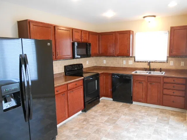4 bed, 2.5 bath, 1829 sqft, $2,415 — Photo 2