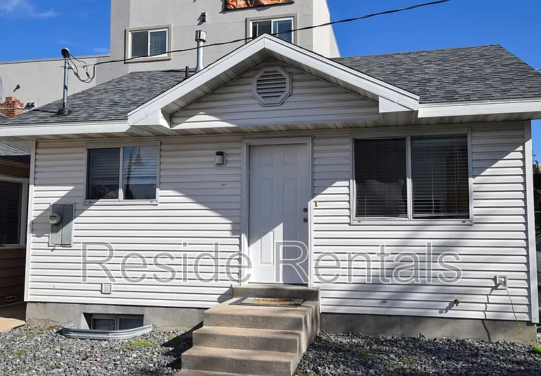686 1/2 Darwin Ave #3 — Photo 1