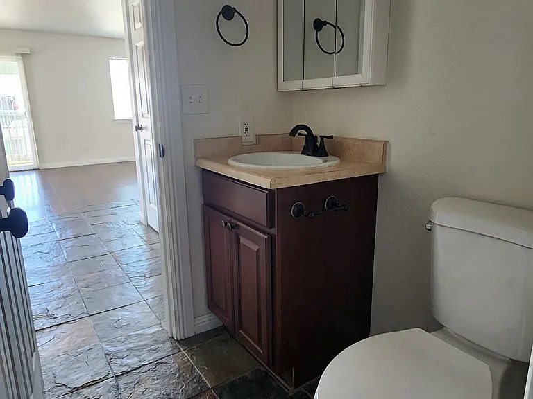 Echo Manor Apartments — Photo 9
