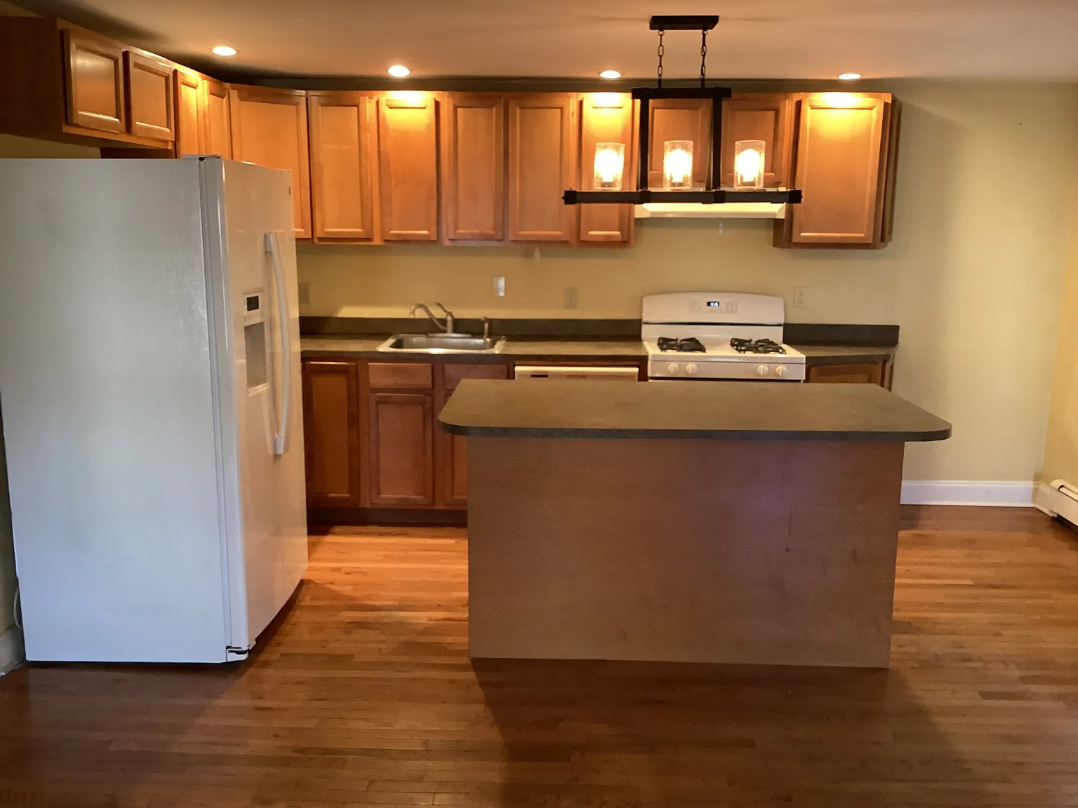 2 bed, 900 sqft, $2,300 — Photo 2
