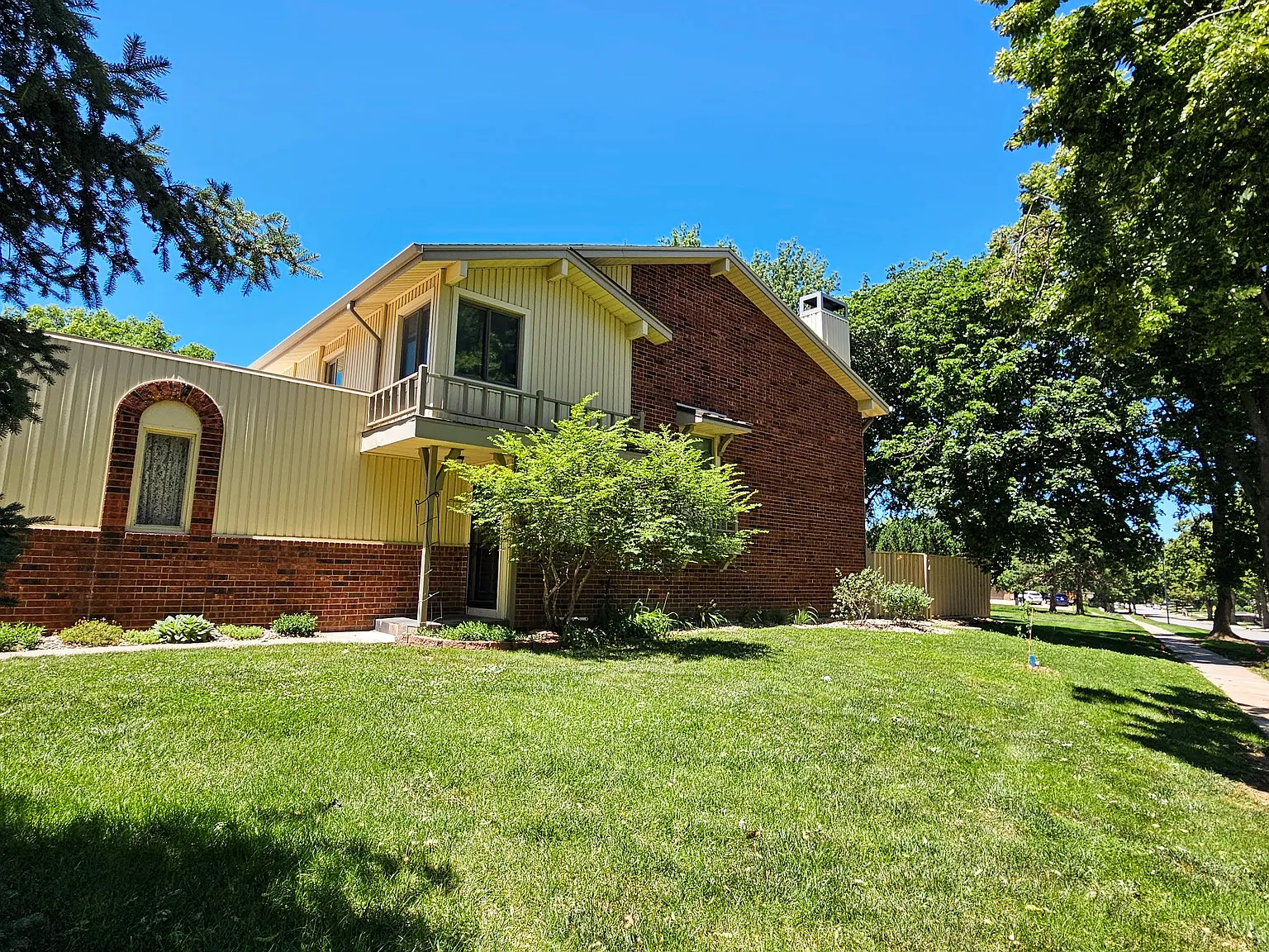 3 bed, 2405 sqft, $2,550 — Photo 2