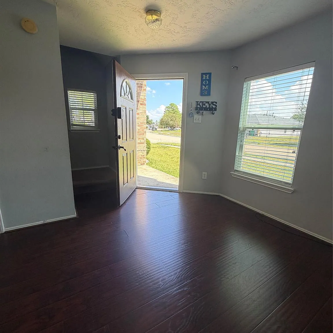 4 bed, 2.5 bath, 1995 sqft, $2,100 — Photo 4
