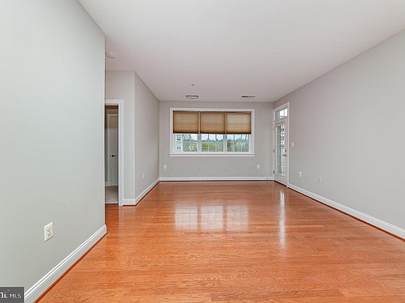 4th image of 902 Macphail Woods Xing APT 1B