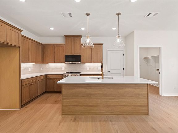 4th image of 714 N Perkins