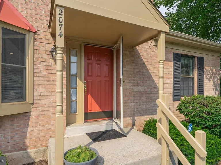 2074 Yorktown S — Photo 2