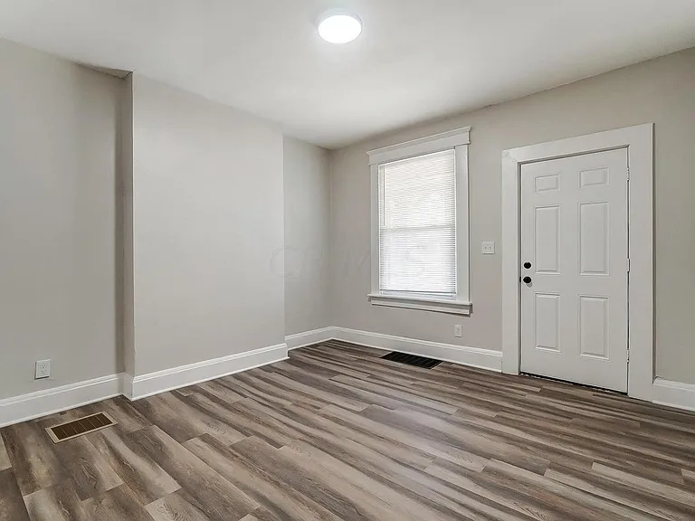 294 Dakota Ave — Photo 2