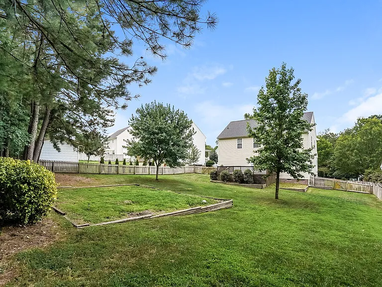6412 Willowlawn Dr — Photo 17