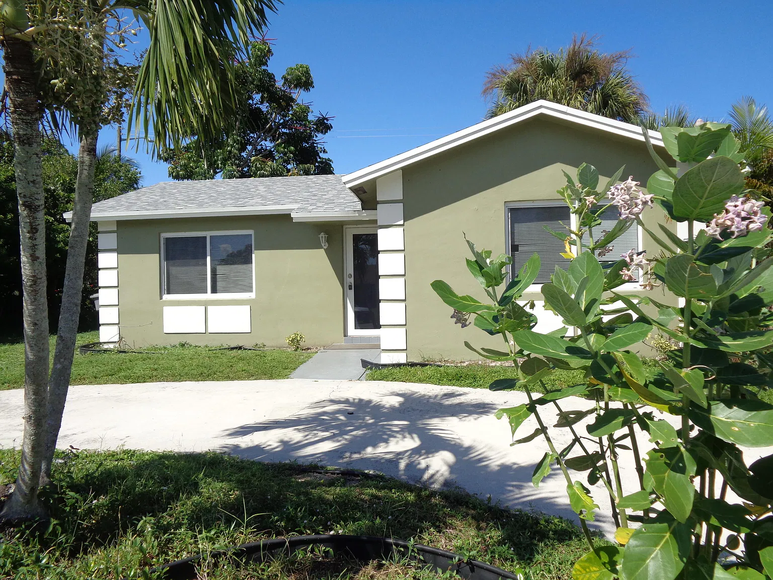 2 bed, 1.0 bath, 868 sqft, $3,200 — Photo 1