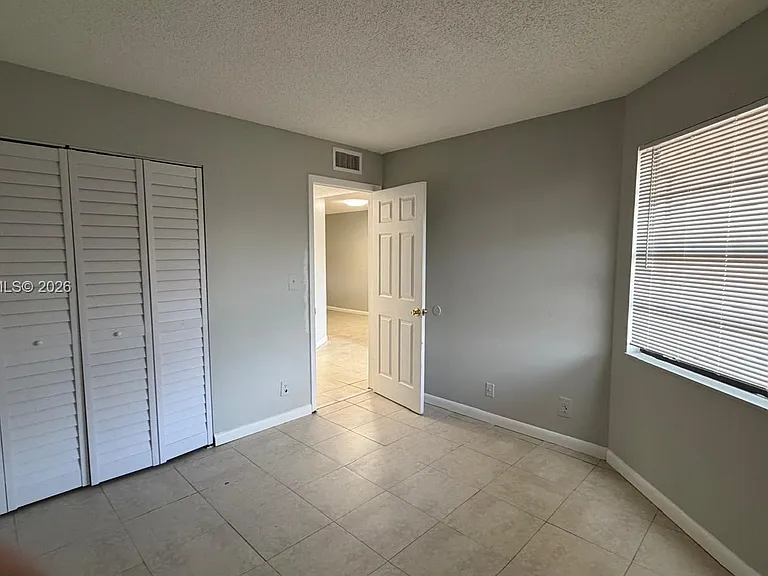4010 Lakeside Dr #4010 — Photo 2