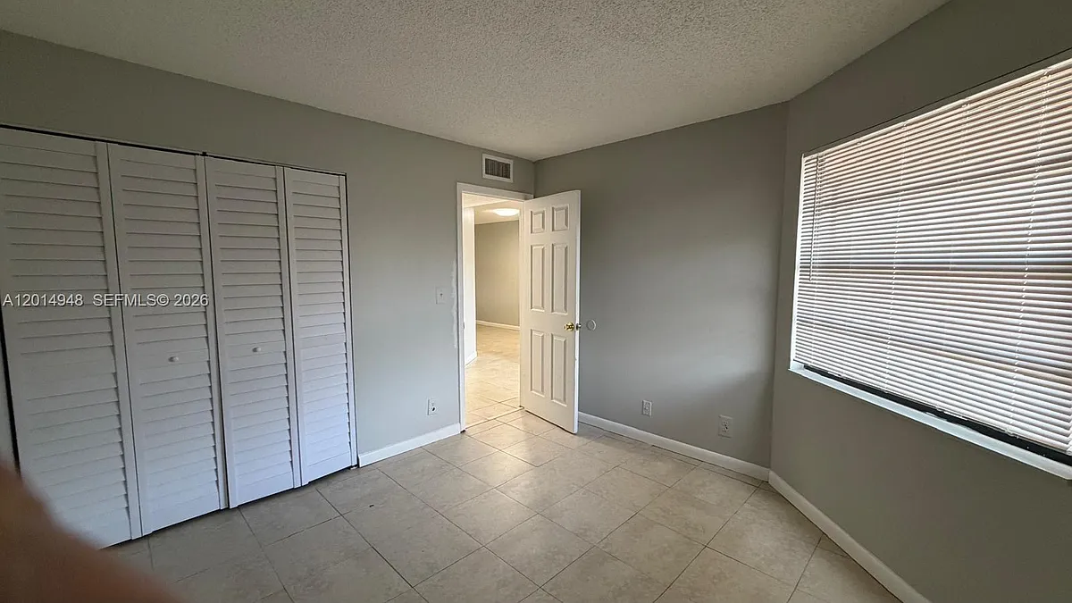 Building Photo - 4010 Lakeside Dr #4010