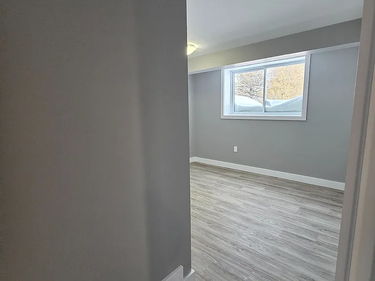 398 Kingsway St E #2 — Photo 21