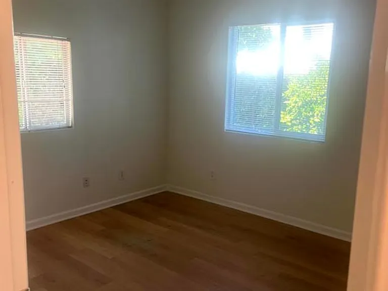 5724 & 5726 Lemona Ave — Photo 7