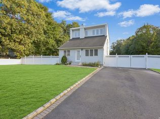 36 Seymour Ln, Medford, NY 11763