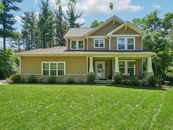 2714 Pine Shadow Ct, Pinckney, MI 48169
