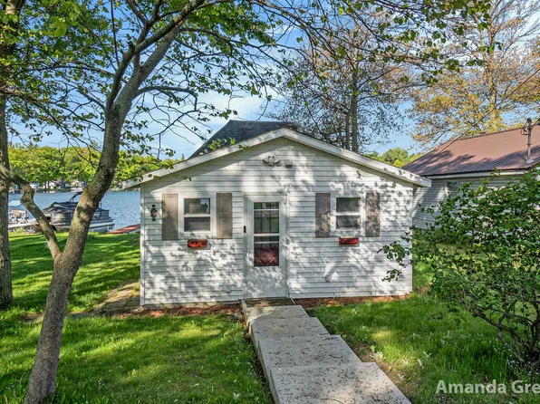 141 N Coolidge Dr, Six Lakes, MI 48886