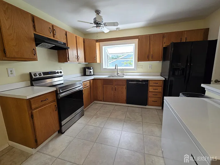 8 Glastonbury Dr — Photo 10