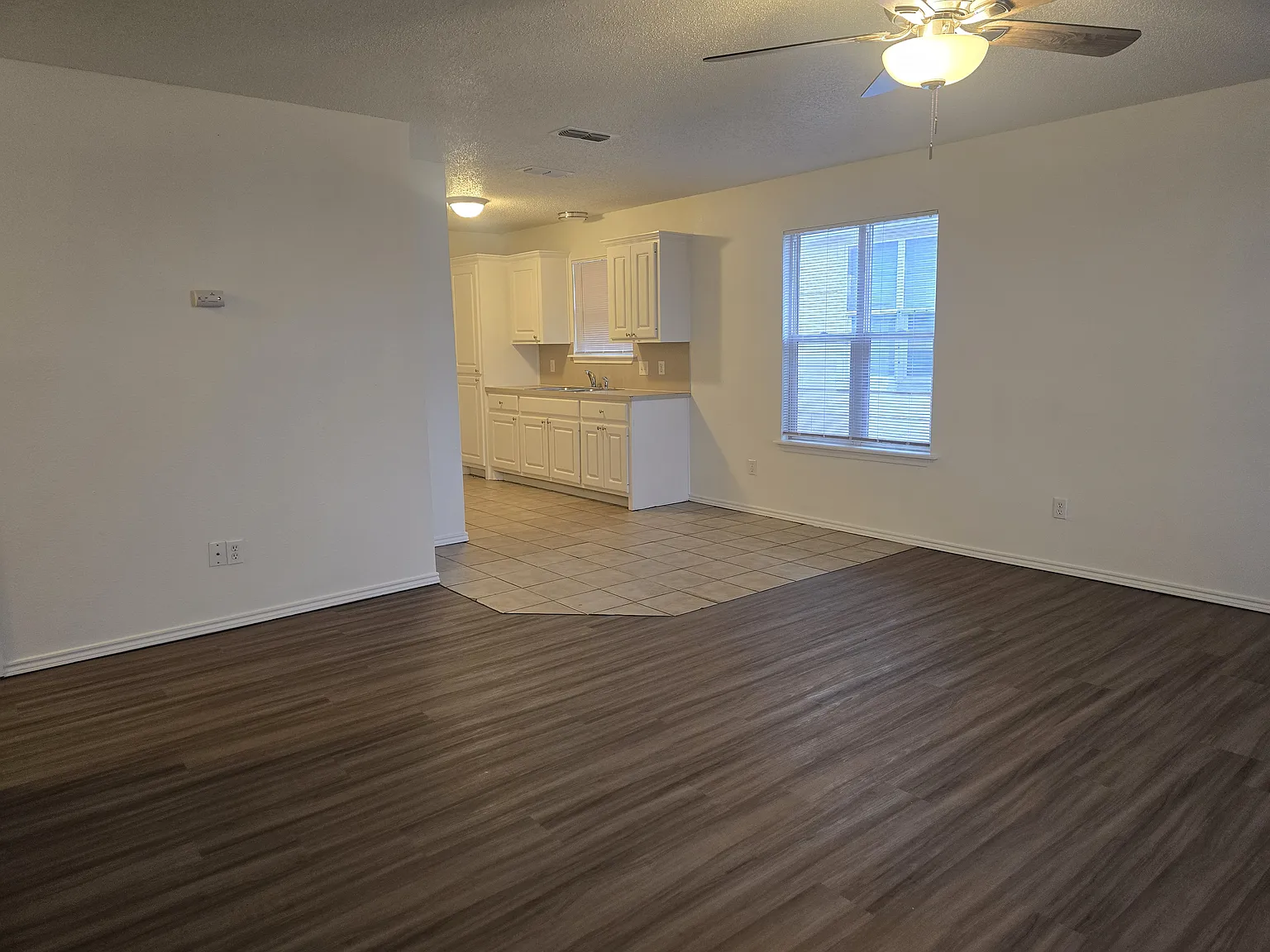 3 bed, 1.5 bath, 1100 sqft, $900 — Photo 3