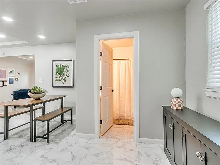 2040 NW 20th St — Photo 15