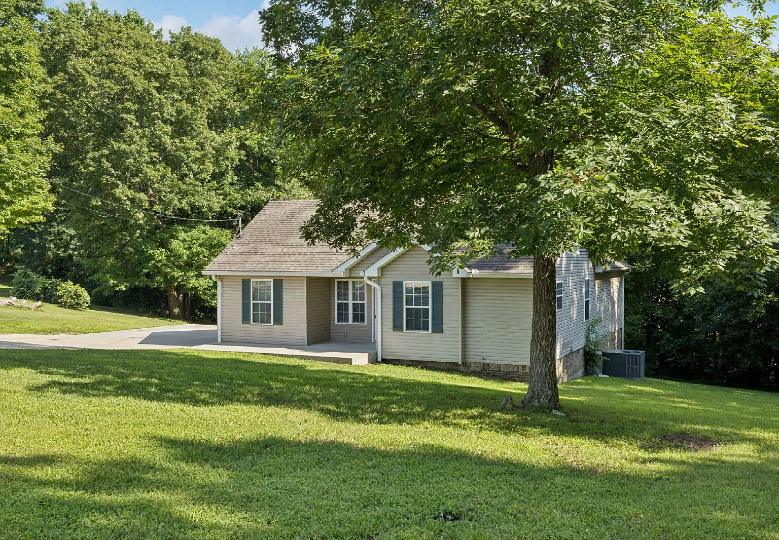 3 bed, 2.0 bath, 1372 sqft, $1,600 — Photo 3