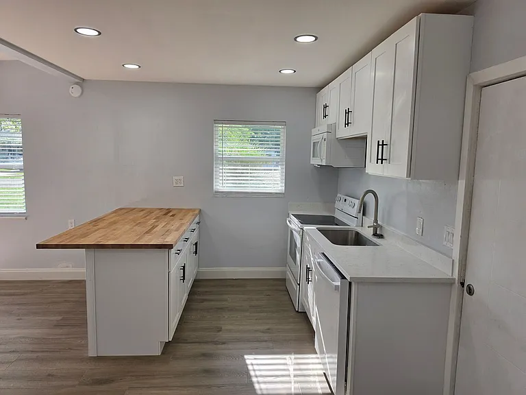 1004 Catherine St — Photo 12
