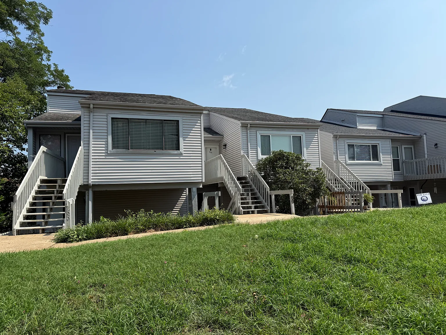 2 bed, 1.5 bath, 851 sqft, $1,300 — Photo 1