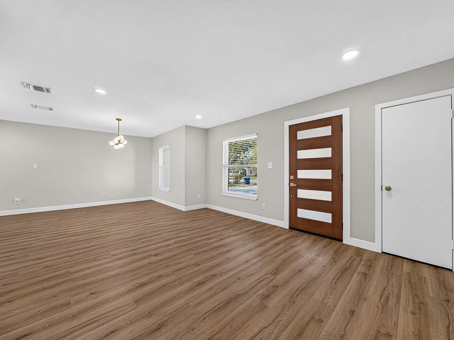 4 bed, 2390 sqft, $3,300 — Photo 3