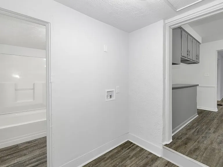 1907 Royal Ave NE — Photo 5