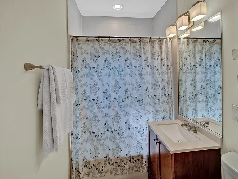 650 W Wellington Ave — Photo 21