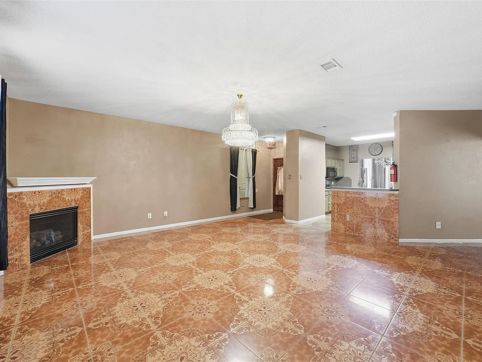 4 bed, 2.5 bath, 2399 sqft, $2,000 — Photo 4