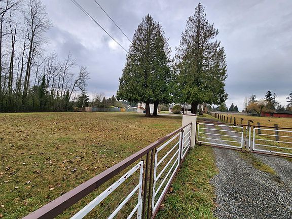 Fenced & gated - enjoy country living close to everything
