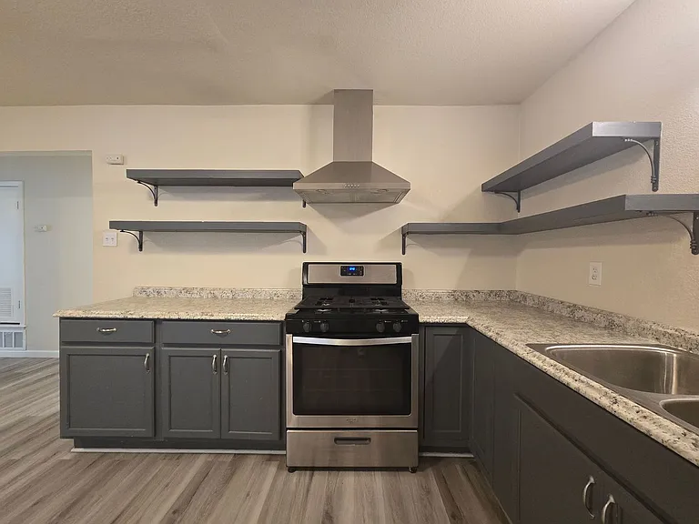501 W Voelter Ave — Photo 5