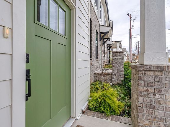 4th image of 2081 Oakwood Ave