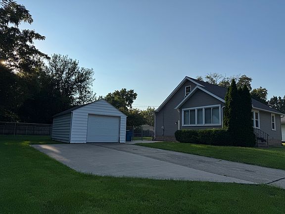 3rd image of 708 Henry St