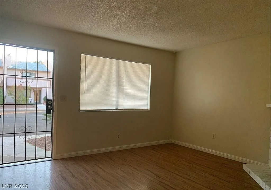 2 bed, 1.5 bath, 1080 sqft, $1,390 — Photo 3