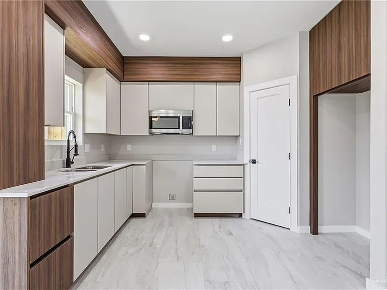 2206 Corales St — Photo 4